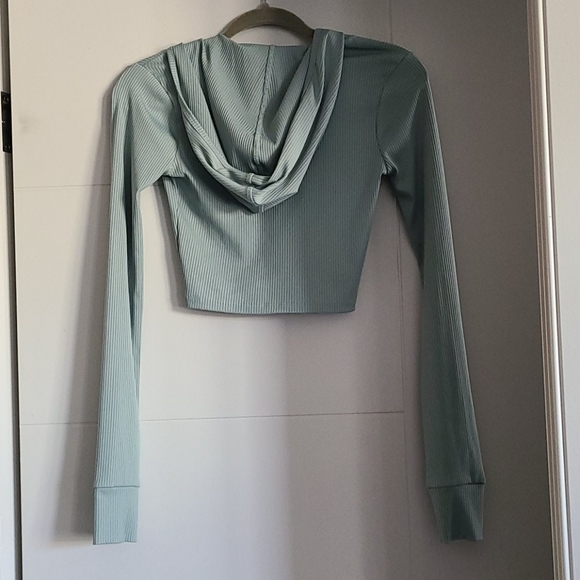 Forever 21 Cropped Athletic Top - Picture 3 of 3